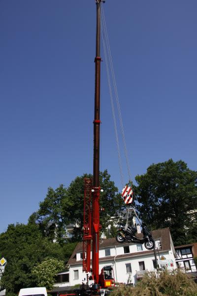 Gestohlener Roller muss mit Feuerwehrkran geborgen werden in Pforzheim-Dillweissenstein
